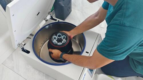 Son şirket çözümleri hakkında Taylandlı bir müşteri, mikrobiyal hücre pelletleme için Cenlen 2050 santrifüj satın aldı (sedimentasyon)