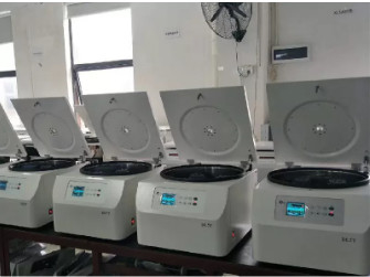 İyi bir fiyat. Yağ Çıkarma için 4000rpm Salıncaklı Rotor Zemin Ayaklı Çıkarıcı Santrifüj çevrimiçi